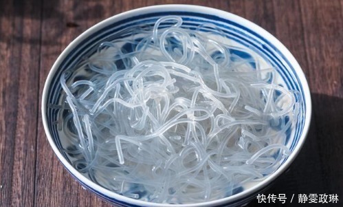 我家饭桌上一年到头都有这道菜,焯个水煮一煮,六七分钟就上桌