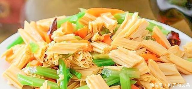 泡腐竹,直接加水就废了,大厨教你正确的做法,腐竹油亮味美