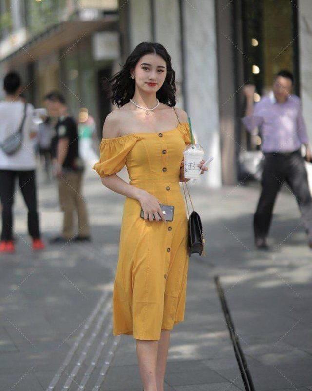 干净利落|黑色打底裤搭配小皮衣,干净利落的时尚搭配