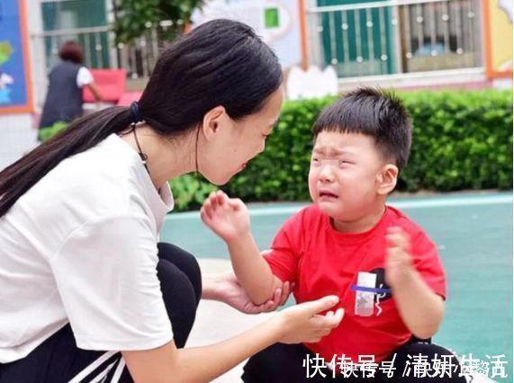 原生家庭|“软柿子”是被父母捏出来的,错误的带娃行为,容易让孩子挨欺负