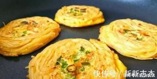 挂面|挂面别再煮着吃了,一点味道都没有!打个鸡蛋做成饼,味道好极了