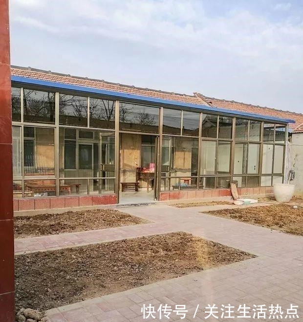 旧农舍改造成花园，一年四季花开不断，邻居看了羡慕的不得了！