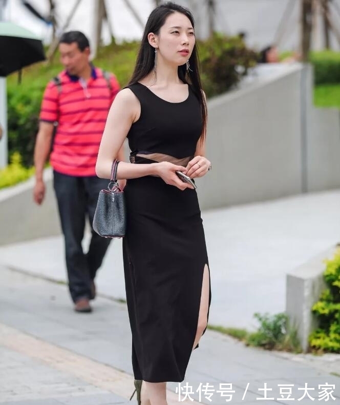 牛仔裤|时尚的小姐姐,一条普通的牛仔裤,照样把她修长的美腿展现出来了