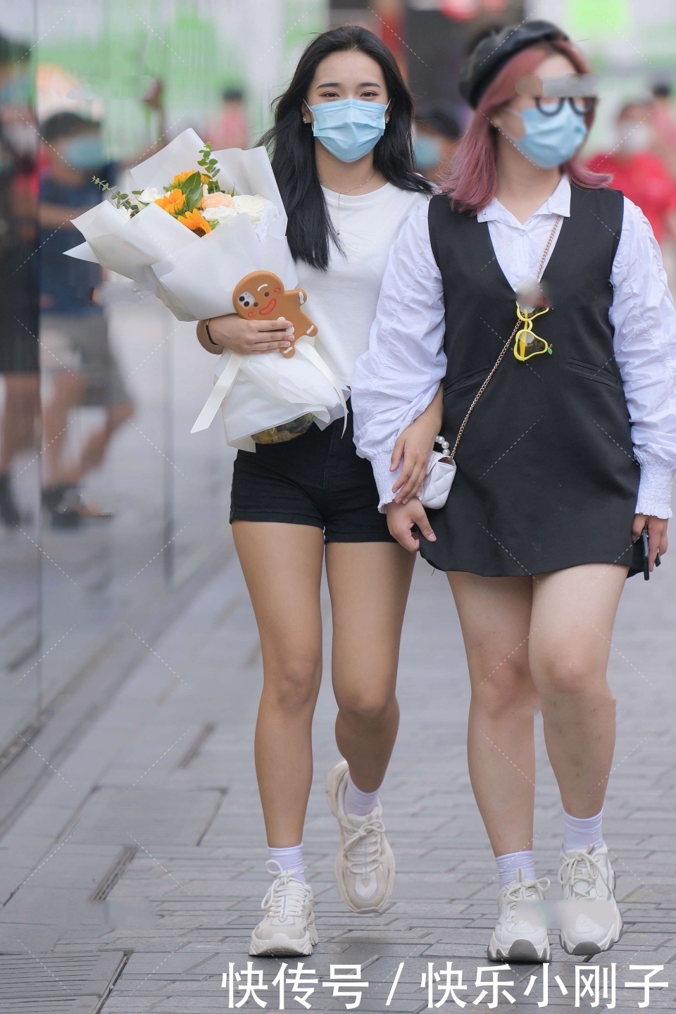 运动鞋|鲜花点缀穿搭,白色T恤搭配黑色裤子,既温柔又浪漫