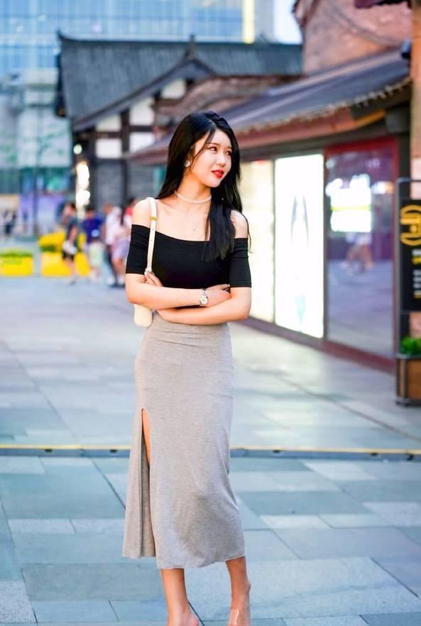 衬衫|小姐姐穿黑色一字肩衬衫,配上一双高跟鞋,高雅迷人