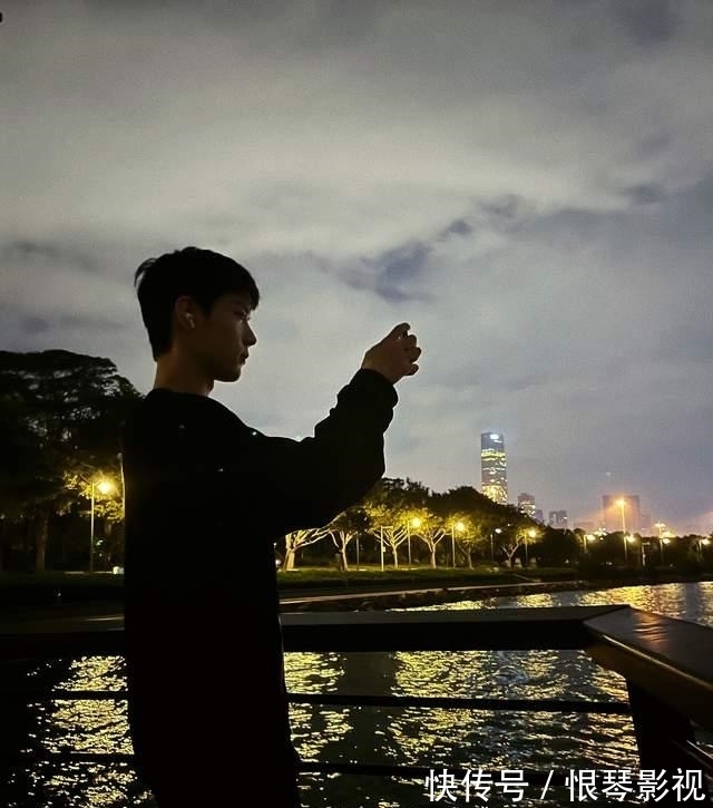 肖戰晚上放風箏，工作室發9宮格帥照，網友：期待一個vlog！
