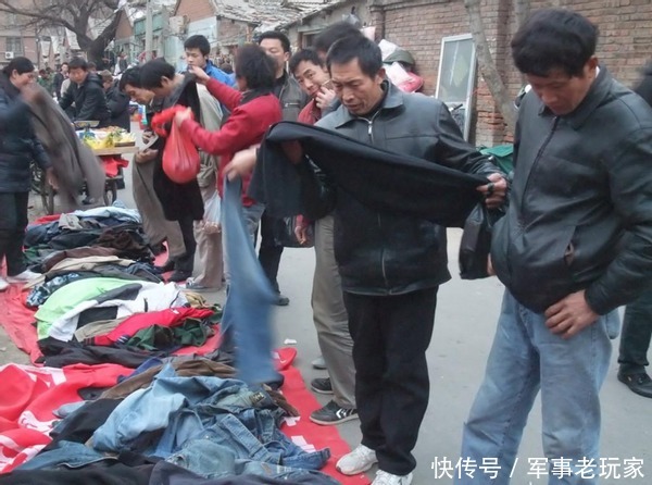 前夕,农村又见收衣贩,一斤两毛,真赚钱吗?
