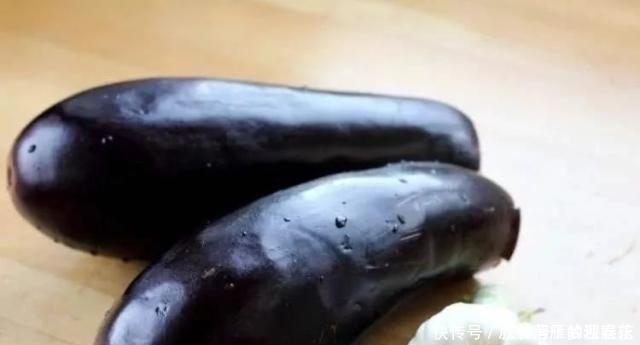 炒茄子先放油，那你就错了，星级厨师教你一招，茄子不吸油不发黑