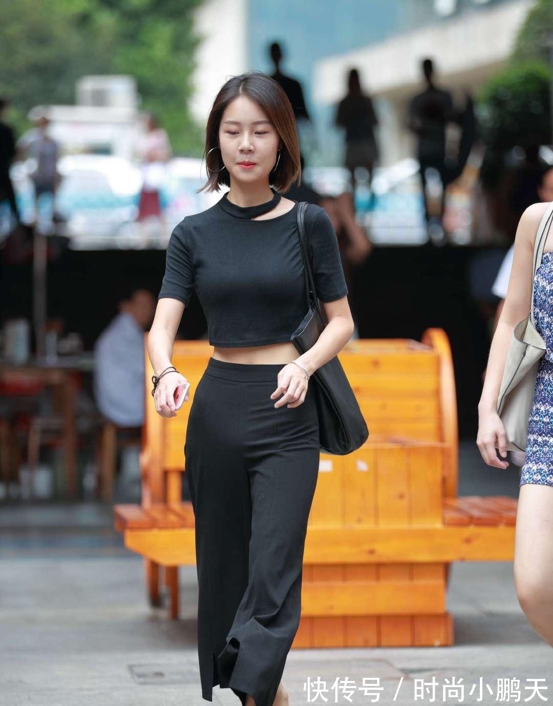 领导 没有比你更会“省事”的,上班就穿这样一双鞋,不怕领导批评吗?