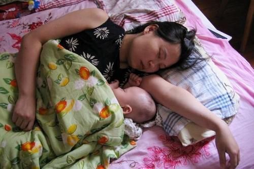 动作|宝宝对妈妈的爱有多深?从睡觉的小动作能看出来,你家娃有几个?