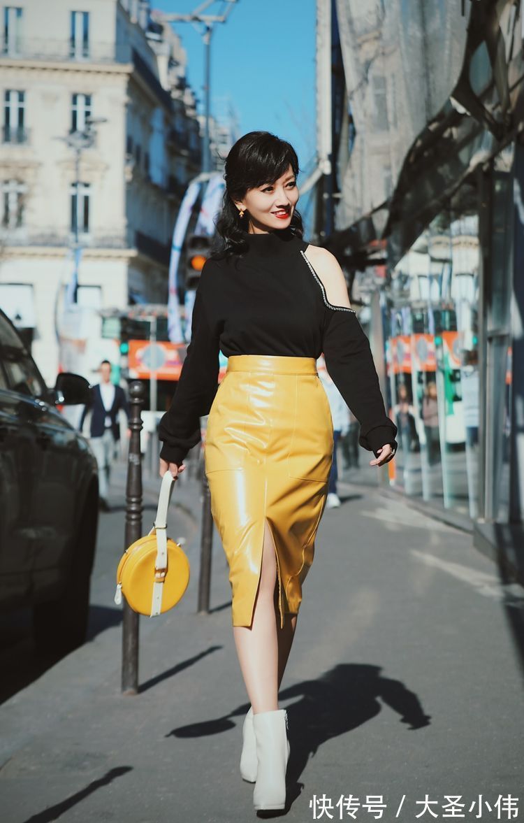 丹宁布|美女街拍：亮黑的裙子，但如果您不知道如何匹配它，您将轻松佩戴T恤