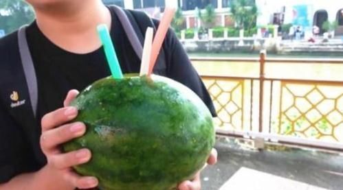 杯子|大爷卖西瓜汁却从不买杯子,看清他把鲜榨西瓜汁装哪,路人排队买