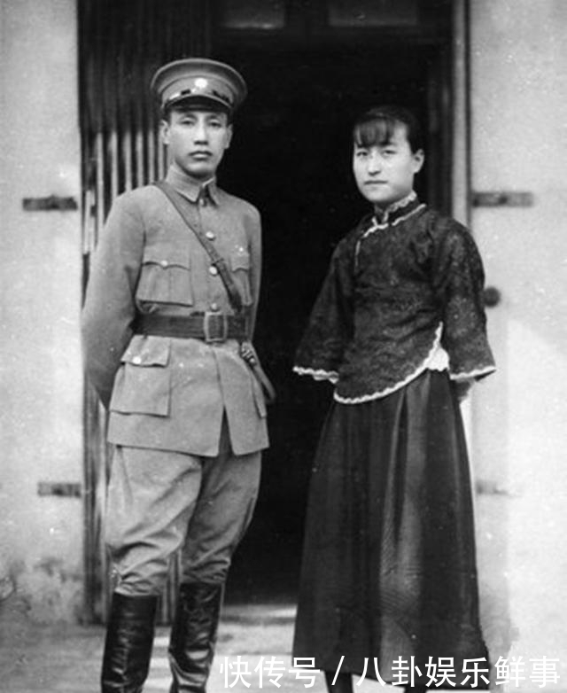年轻|罕见民国老照片:年轻时的蒋介石一脸正气,图4女子穿旗袍很美!
