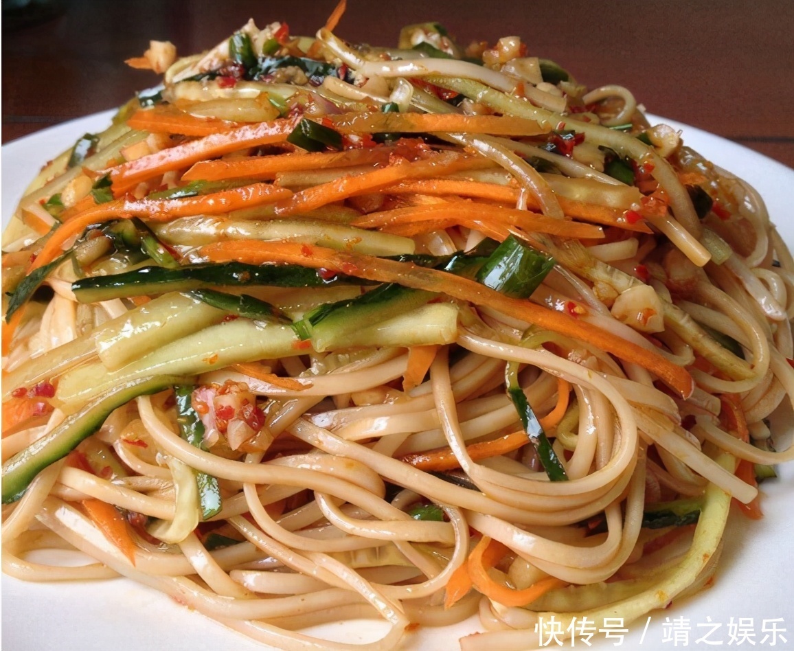 酱香浓郁凉拌面,做法简单,一家人抢着吃,贼美味,营养丰富