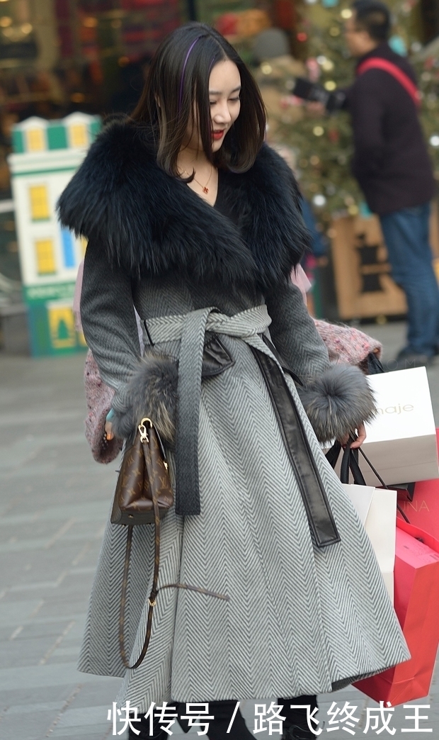 出长|街拍:凉凉的天气,挡不住搭配黑色长袜,时尚美女秀出长腿!