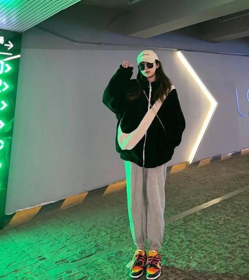 今冬除了靴子，你还差一双“运动鞋”，配各种外套都好看