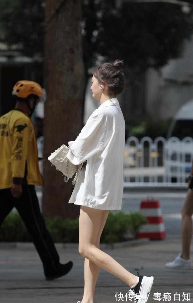 下装 下装消失+丸子头,适合年轻女孩的初秋穿搭,清爽减龄有气质!