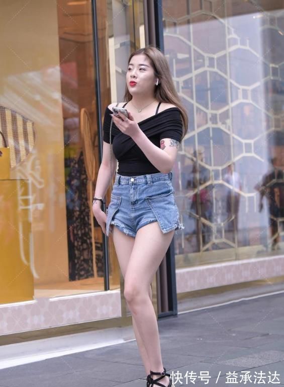 造型 邻家姐姐造型“不一般”,两条抹布从腰缠到肩膀,腿长就是任性!