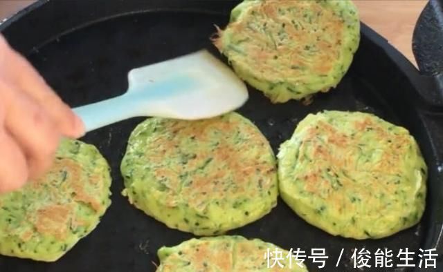 黄瓜如此做法，清香扑鼻，口感软绵，不加一滴水，非常适合做早餐