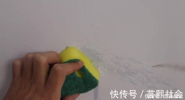 乳胶漆|白墙脏了切记不可用水擦保洁阿姨教你一招，墙面立马焕然一新