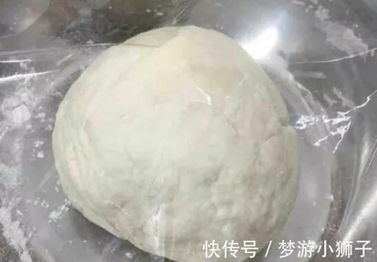 女儿的同事说：想吃你妈妈做的葱油饼啦！女儿说：没问题，安排