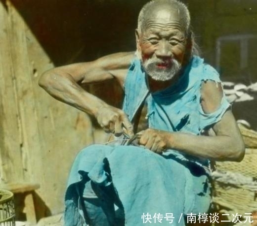 老爷|晚清罕见老照片:皇帝六叔肚大腰圆,老爷和1妻6妾合影!