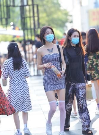 美丽的她自带亮点,纹身加裙子,解锁她的最美姿态