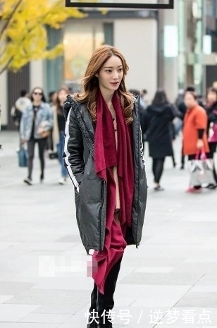 身搭配|路人街拍,小姐姐腿上穿着黑丝,给人的感觉非常的妩媚干练