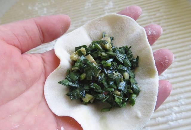 老公调饺子馅,韭菜中加了它,又香还不腻口,我一口气吃30个!