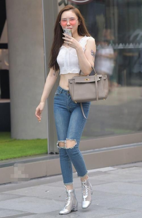 完美身材的小姐姐，穿个牛仔裤也光滑细腻，魅力满分！