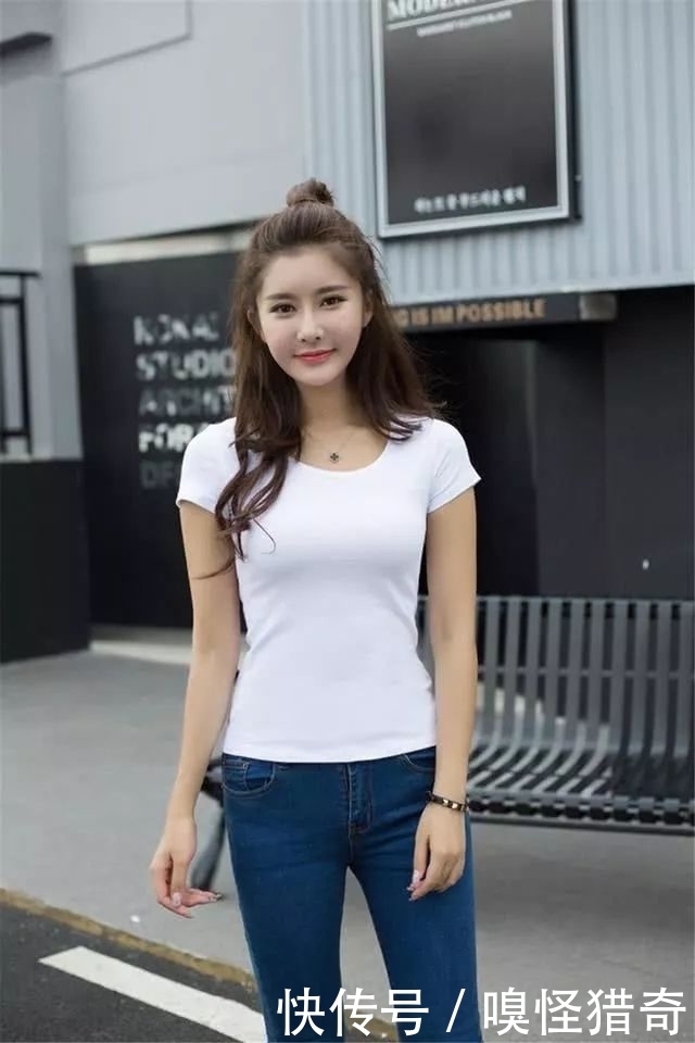 牛仔裤|街拍美女:时尚美妇一件简约的白色背心,搭配牛仔裤穿出了少女感