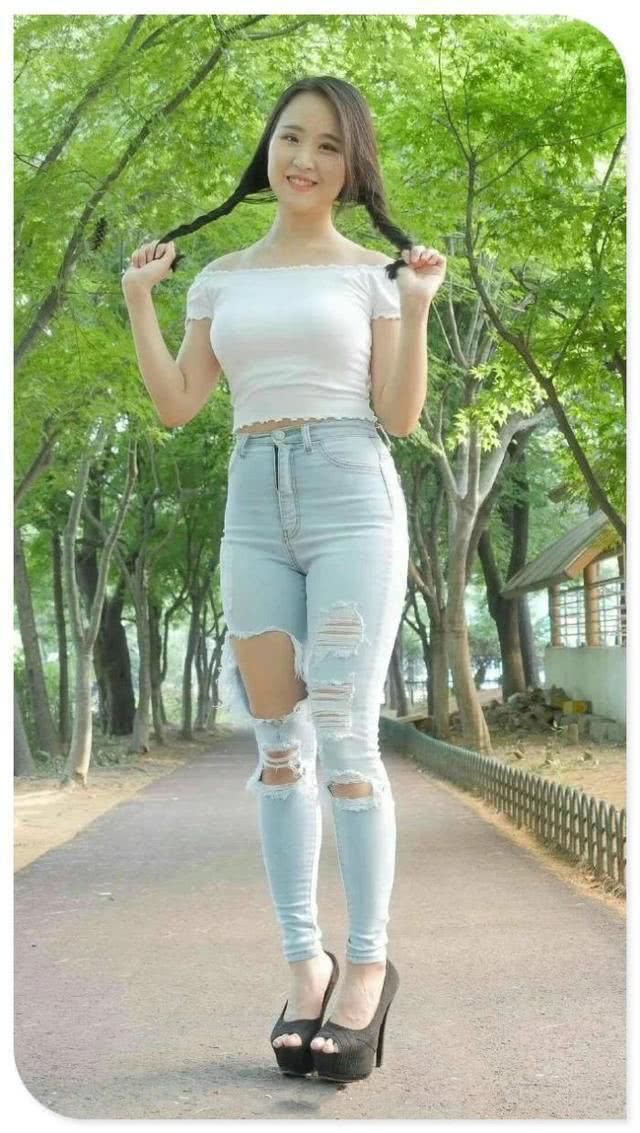 还真别说,这么窄小的裤子,不太适合农村阿妹吧