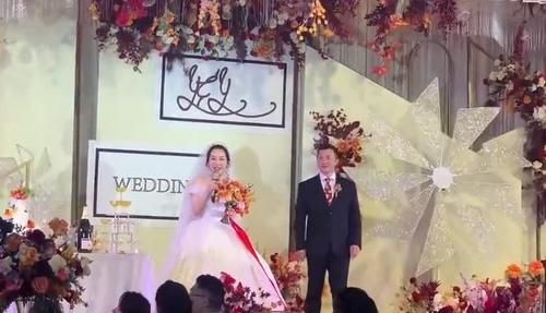 婚礼现场，新娘要求宾客为小鲜肉扫码投票，只因新娘身份特殊