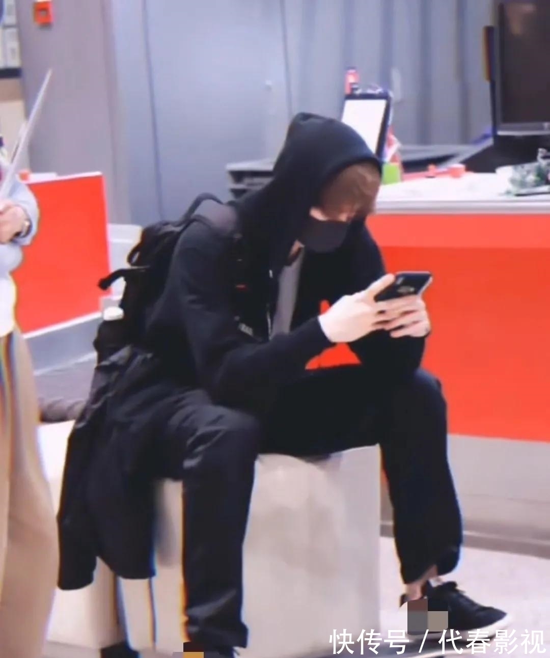 王一博戴著狗狗帽子可愛上線，說卡卡跳舞不咋地，替布布報(bào)仇了