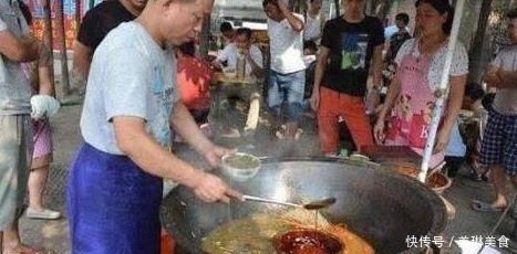 摆摊|老板路边摆摊,一碗5元遭哄抢,每天卖出上千碗,城里已买3套房