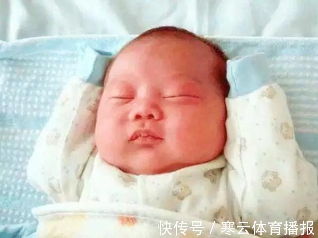 孩子|新生儿为什么偏爱“投降式睡姿”,需要纠正吗?很多家长做错了