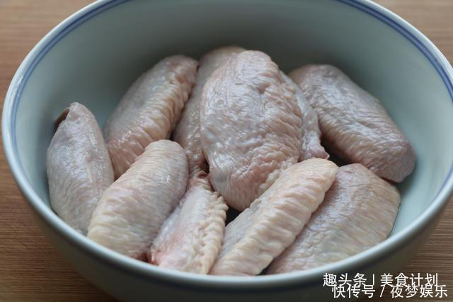  年夜饭，鸡翅别再红烧了，简单一做，外焦里嫩，比油炸更健康！