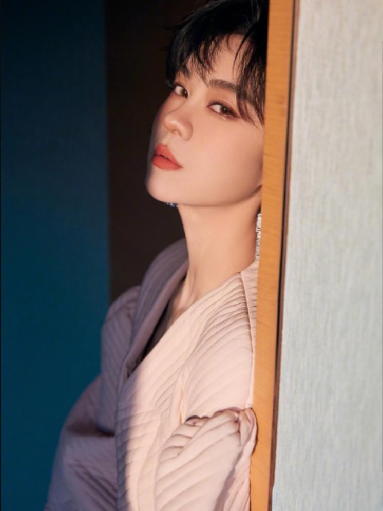 央视跨年阵容:周深凤凰传奇确认参加,看到最后两个:爷青回