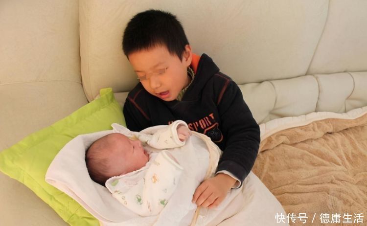 喂奶|2岁半大宝和二胎“抢母乳”,宝妈心疼又无奈喂奶还要躲着他