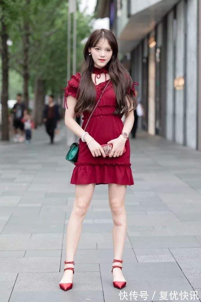 小姐姐|街拍:白色T搭配牛仔裤,小姐姐轻轻抚摸头发很美,笑容甜美可爱