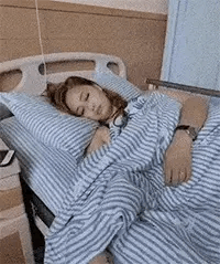 |搞笑GIF:要不是女朋友来医院看我 说不定我早已经出院了