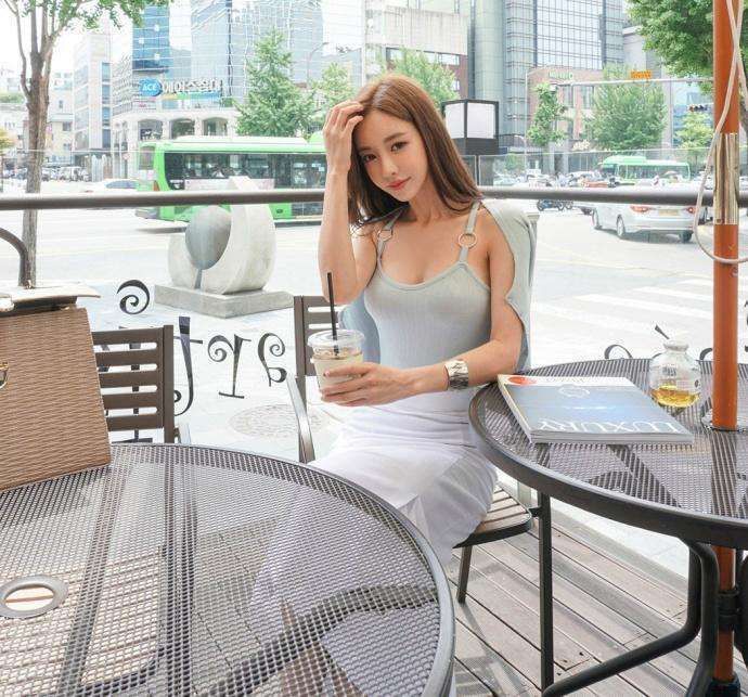 紧身裤|街拍:连衣裙搭配紧身吊带,修身穿搭太显身材了