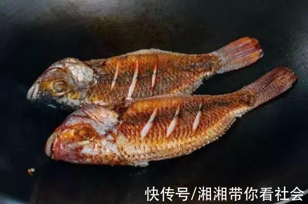 煎鱼时抹上一点这个，不破皮不粘锅还省油!