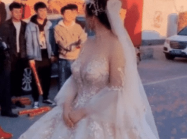 新娘子 最洋气新娘火了,穿“无痕暗纹婚纱”引关注,网友:羡慕新郎
