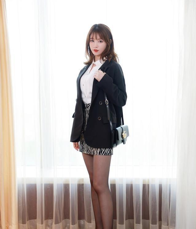 西装外套|总裁女秘书:白色的衬衫+豹纹短裙,搭西装外套符合职业女性穿搭