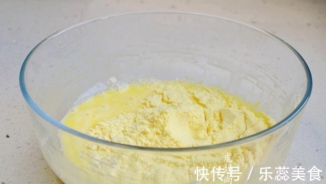 电饭煲|玉米粉+酸奶+鸡蛋,做成无油又低糖的早餐蛋糕,好吃健康易消化