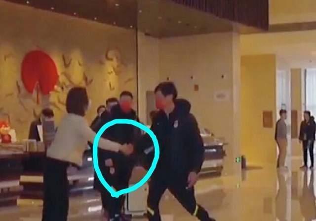 吴曦|国足包机回国写照:球员笑声不断,教练亲切握手,氛围像赢球一样