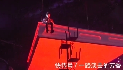 何炅|跨年夜上的10大翻车事故: 华晨宇被误解、王源被虫咬、何炅没声音