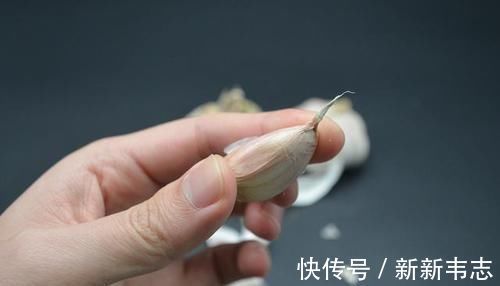 今天才知道，大蒜身上有机关，轻轻一碰蒜皮自动脱落，真的涨知识了