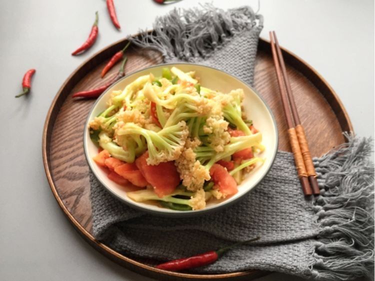 番茄煸炒花菜，我家每周都吃，比肉还下饭